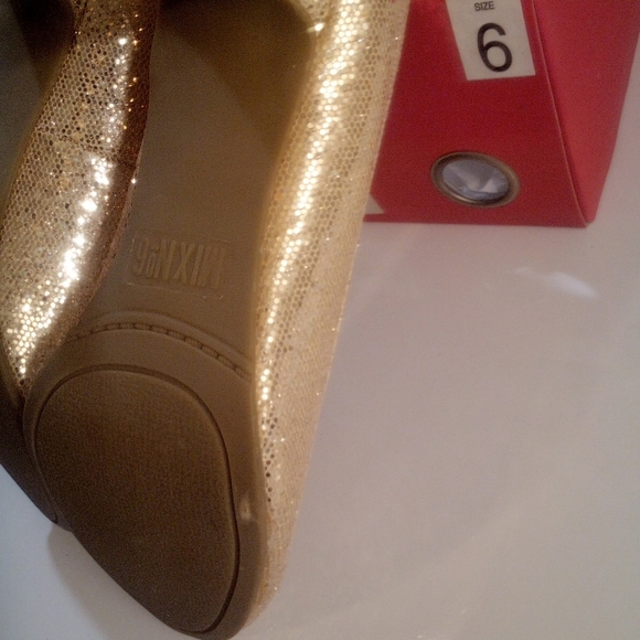 Mix No 6 Glitter Gold Party Pumps Size 6M like new. - Picture 5 of 7